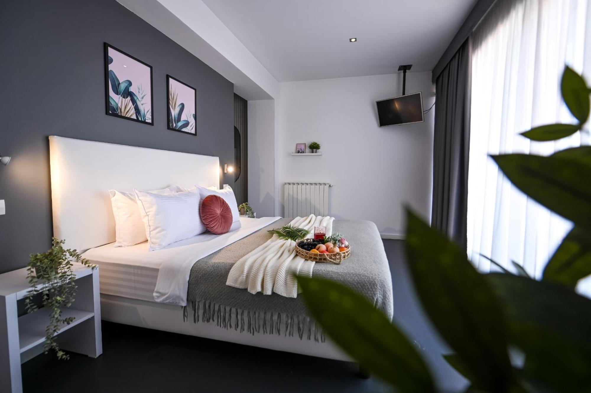 Urban Elegance - Stylish Central Accommodation Bucharest Room photo