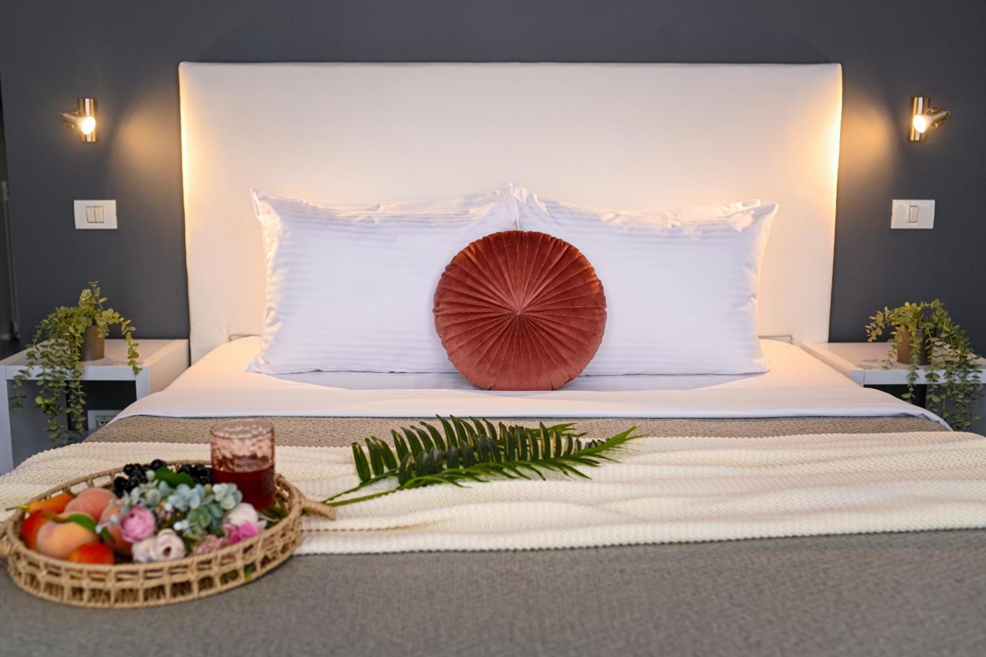 Urban Elegance - Stylish Central Accommodation Bucharest Room photo